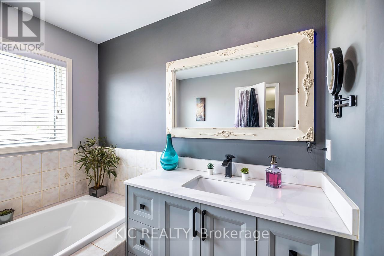 Photo 26 of 40 Puttingedge Drive, Whitby ON