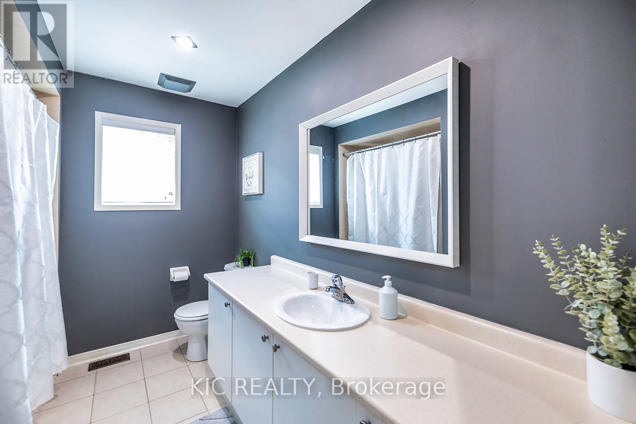 Photo 32 of 40 Puttingedge Drive, Whitby ON