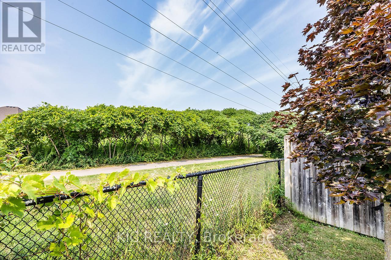 Photo 35 of 40 Puttingedge Drive, Whitby ON