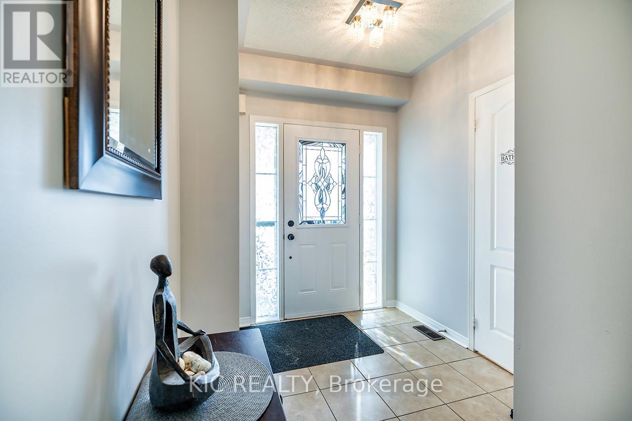 Photo 5 of 40 Puttingedge Drive, Whitby ON