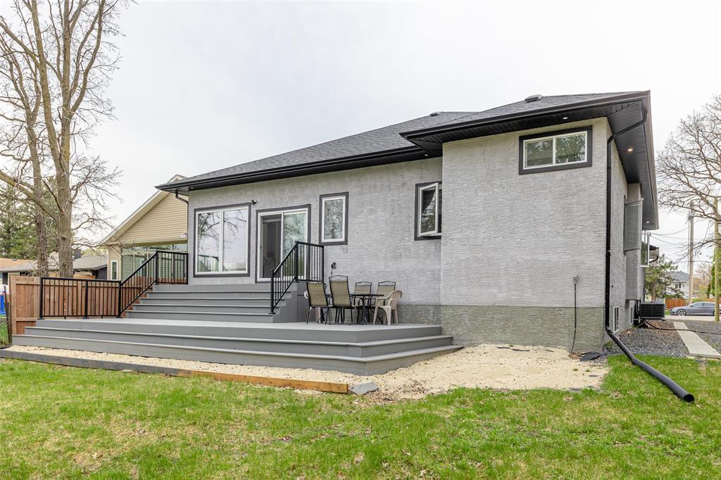 Photo 2 of 747 Elmhurst Road, Winnipeg MB
