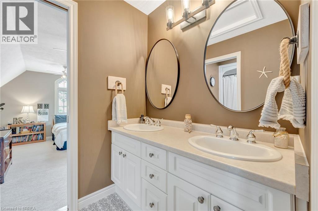 Photo 34 of 4 Macdonald Crescent, Brantford ON