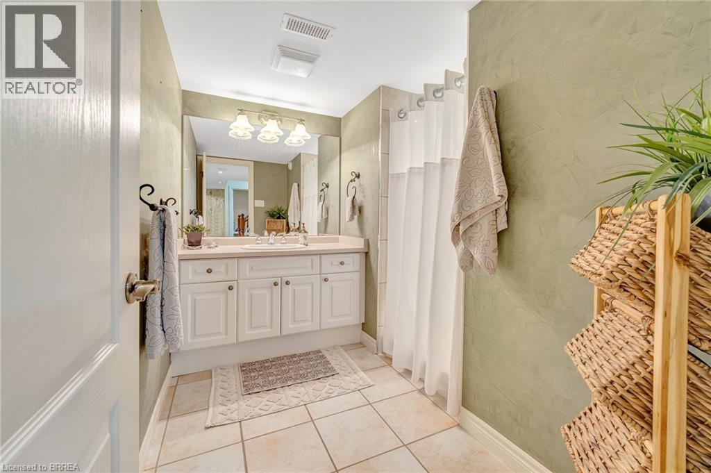 Photo 42 of 4 Macdonald Crescent, Brantford ON