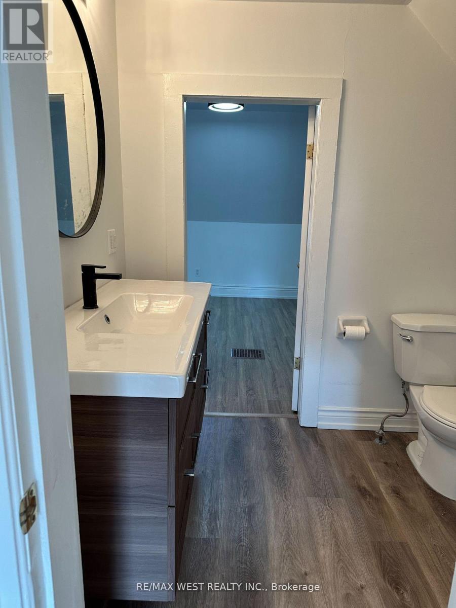 Photo 17 of 2nd 3rd 563 Ossington Avenue, Toronto ON