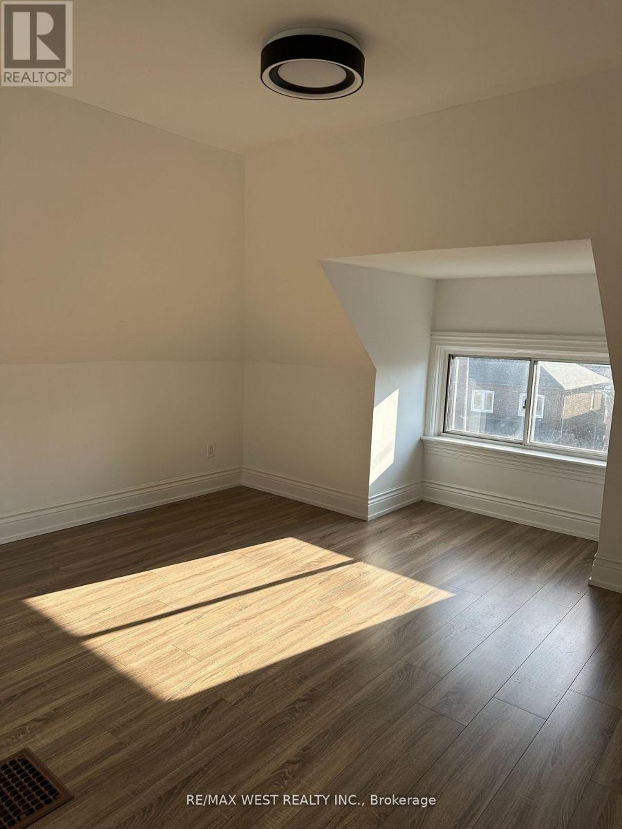 Photo 10 of 2nd 3rd 563 Ossington Avenue, Toronto ON