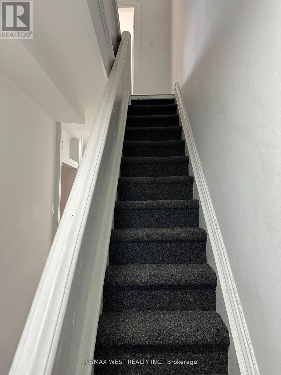 Photo 12 of 2nd 3rd 563 Ossington Avenue, Toronto ON