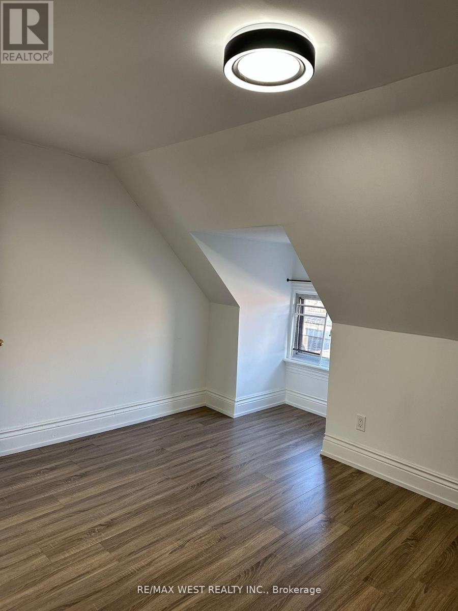 Photo 16 of 2nd 3rd 563 Ossington Avenue, Toronto ON