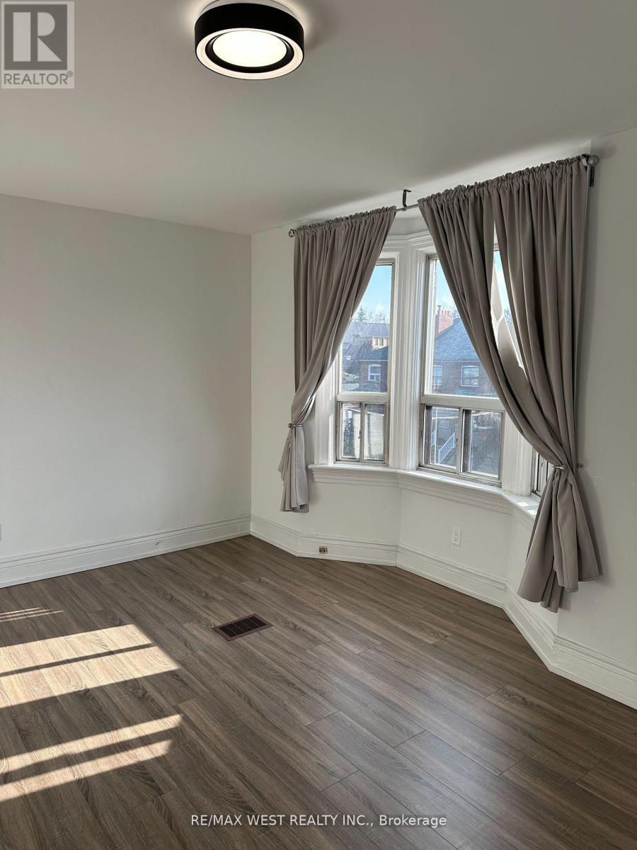 Photo 2 of 2nd 3rd 563 Ossington Avenue, Toronto ON