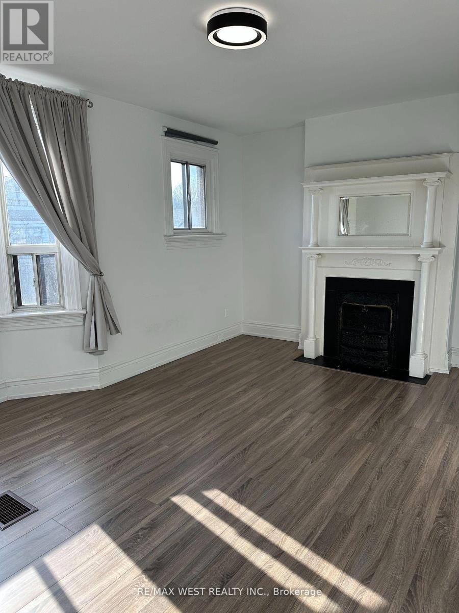 Photo 11 of 2nd 3rd 563 Ossington Avenue, Toronto ON