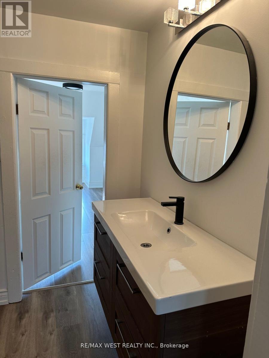 Photo 8 of 2nd 3rd 563 Ossington Avenue, Toronto ON