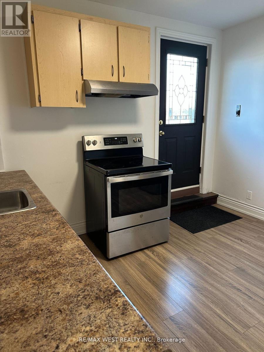 Photo 9 of 2nd 3rd 563 Ossington Avenue, Toronto ON