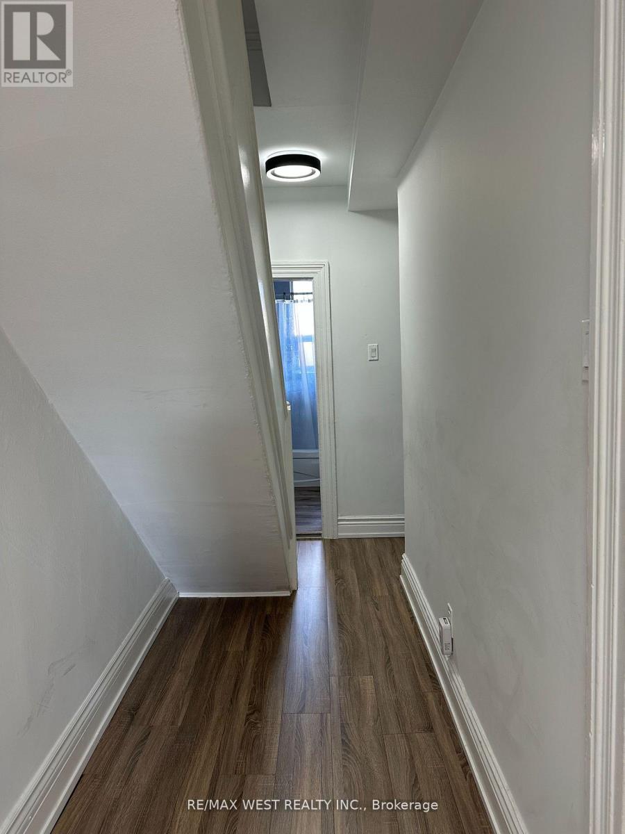 Photo 13 of 2nd 3rd 563 Ossington Avenue, Toronto ON