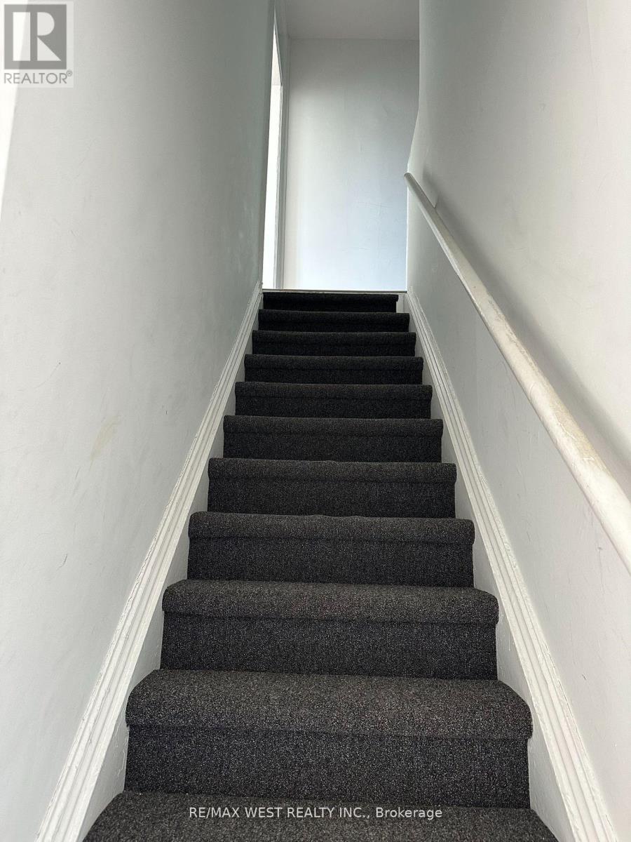 Photo 3 of 2nd 3rd 563 Ossington Avenue, Toronto ON