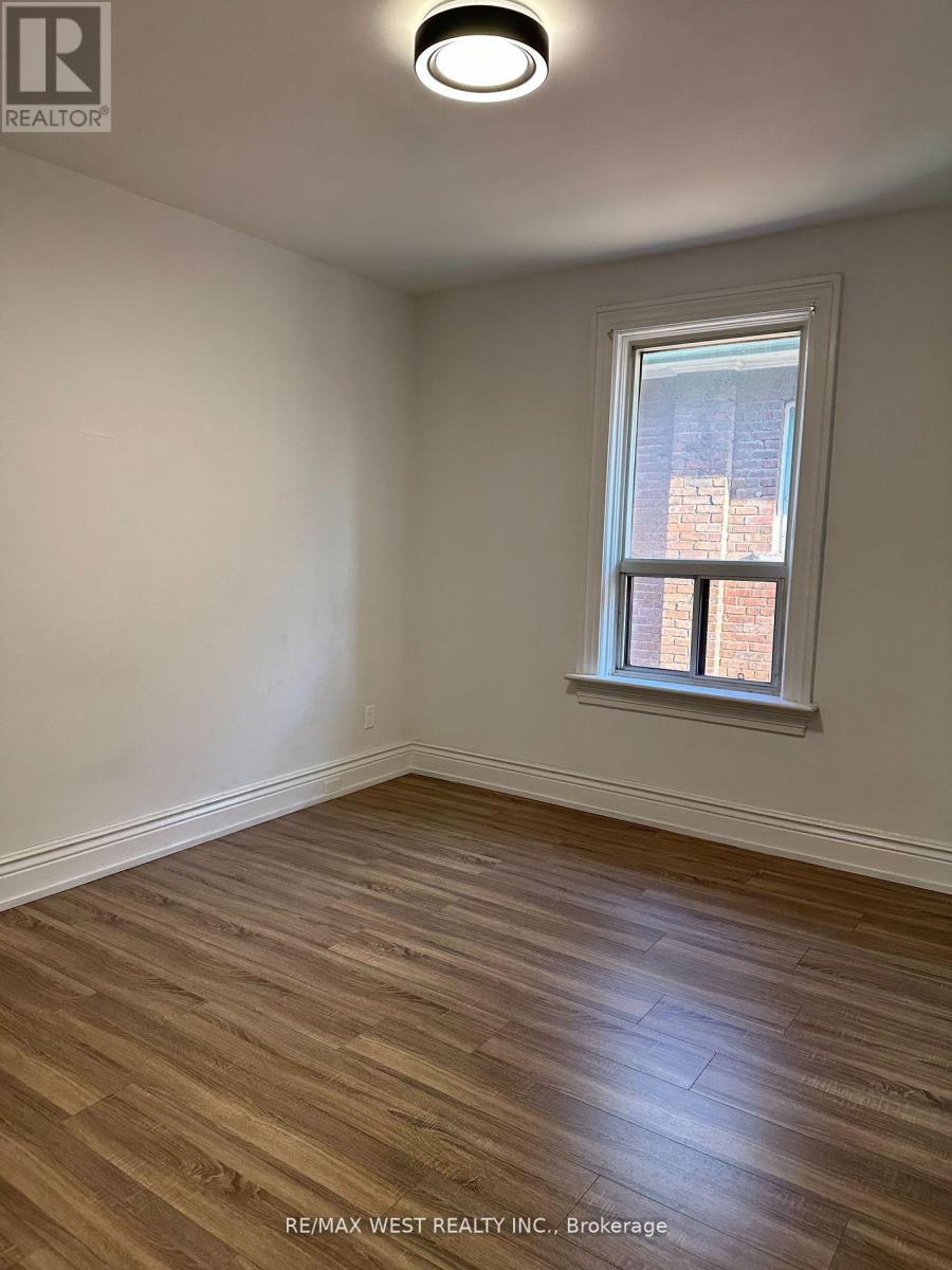 Photo 7 of 2nd 3rd 563 Ossington Avenue, Toronto ON