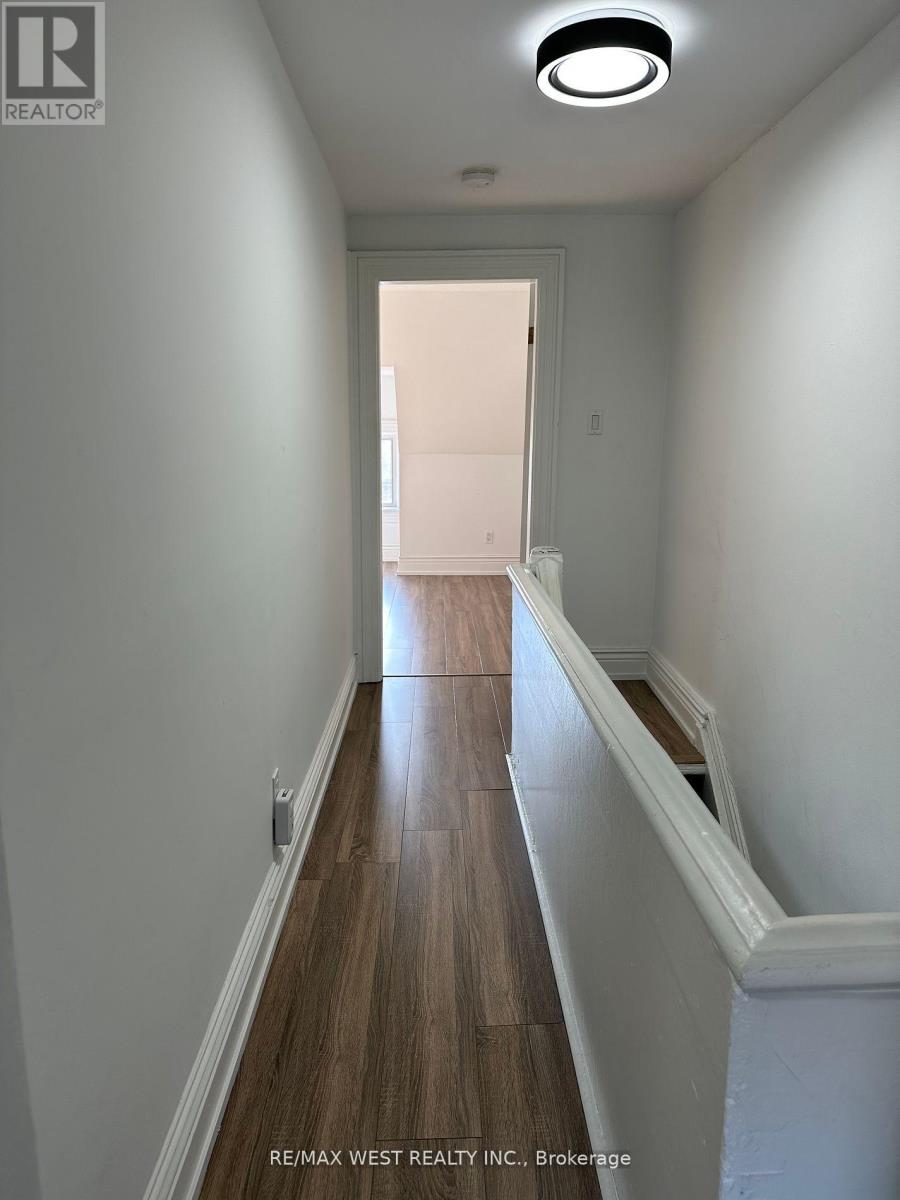 Photo 14 of 2nd 3rd 563 Ossington Avenue, Toronto ON