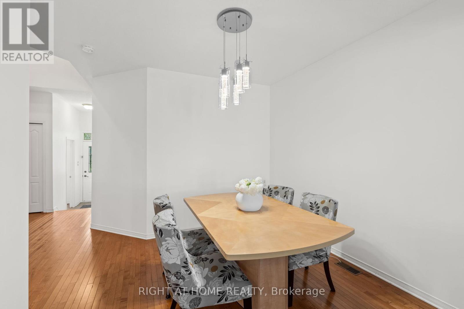 Photo 6 of 206 Calaveras Avenue, Ottawa ON