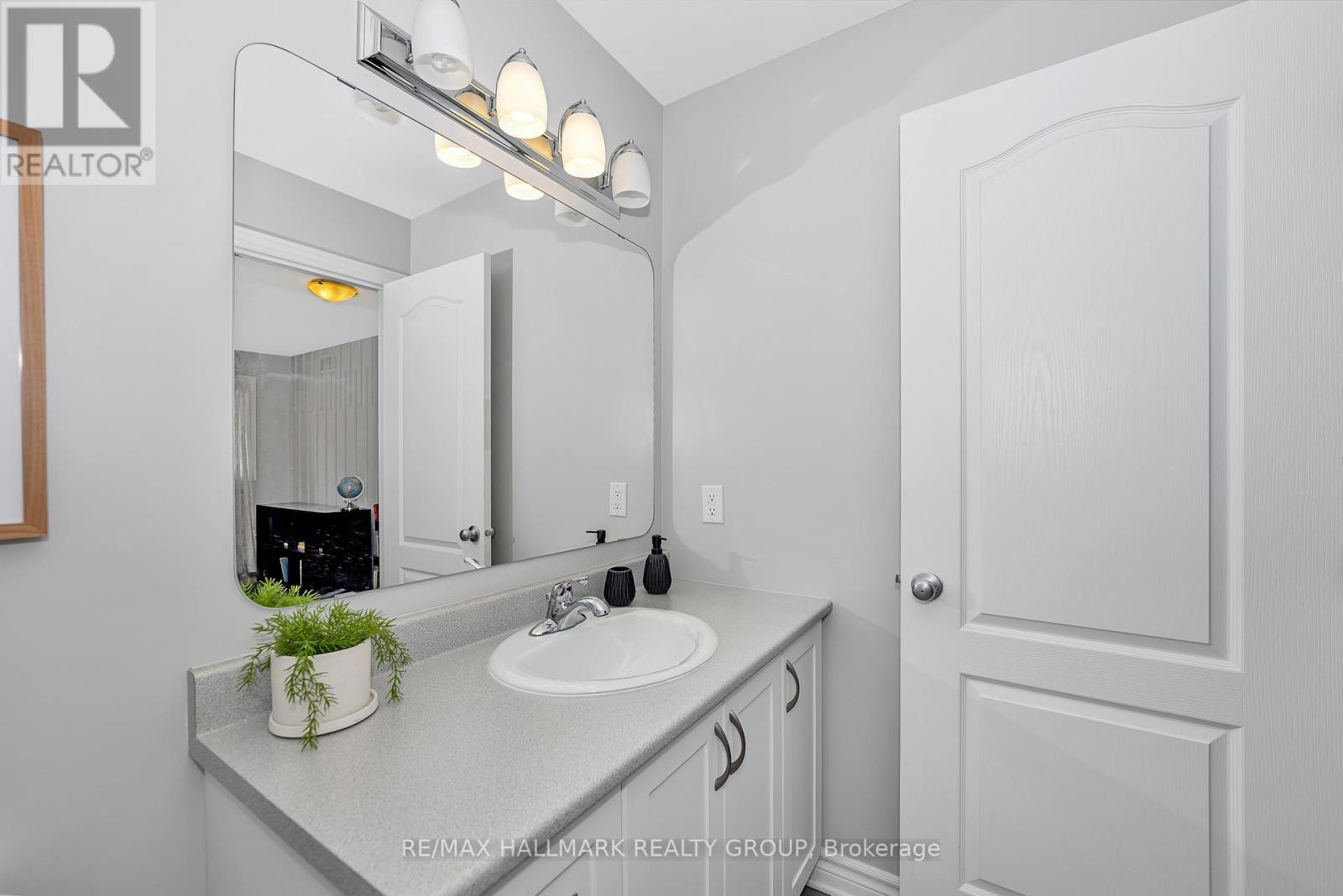 Photo 10 of 771 Hazelnut Crescent, Ottawa ON