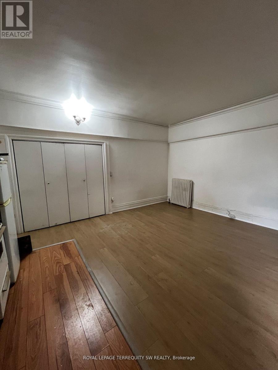 Photo 5 of E 536 Huron Street, Toronto ON
