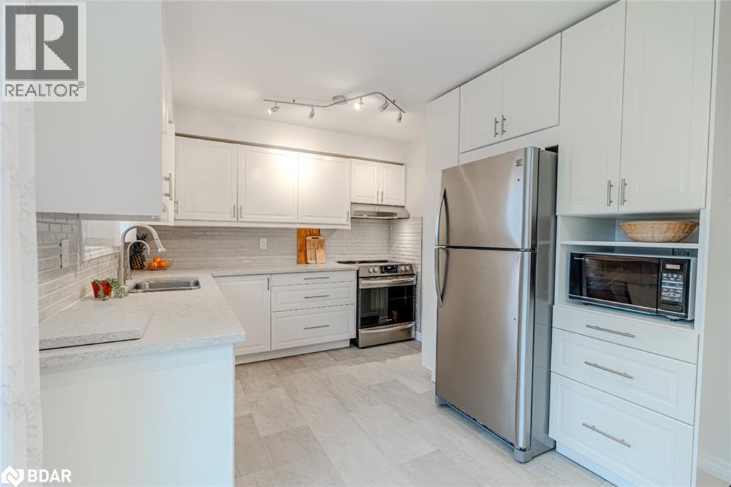 Photo 5 of 33 Porter Crescent, Barrie ON