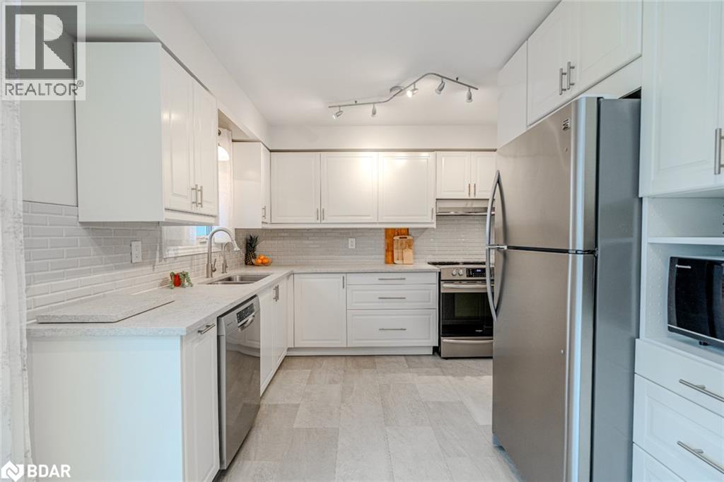 Photo 4 of 33 Porter Crescent, Barrie ON