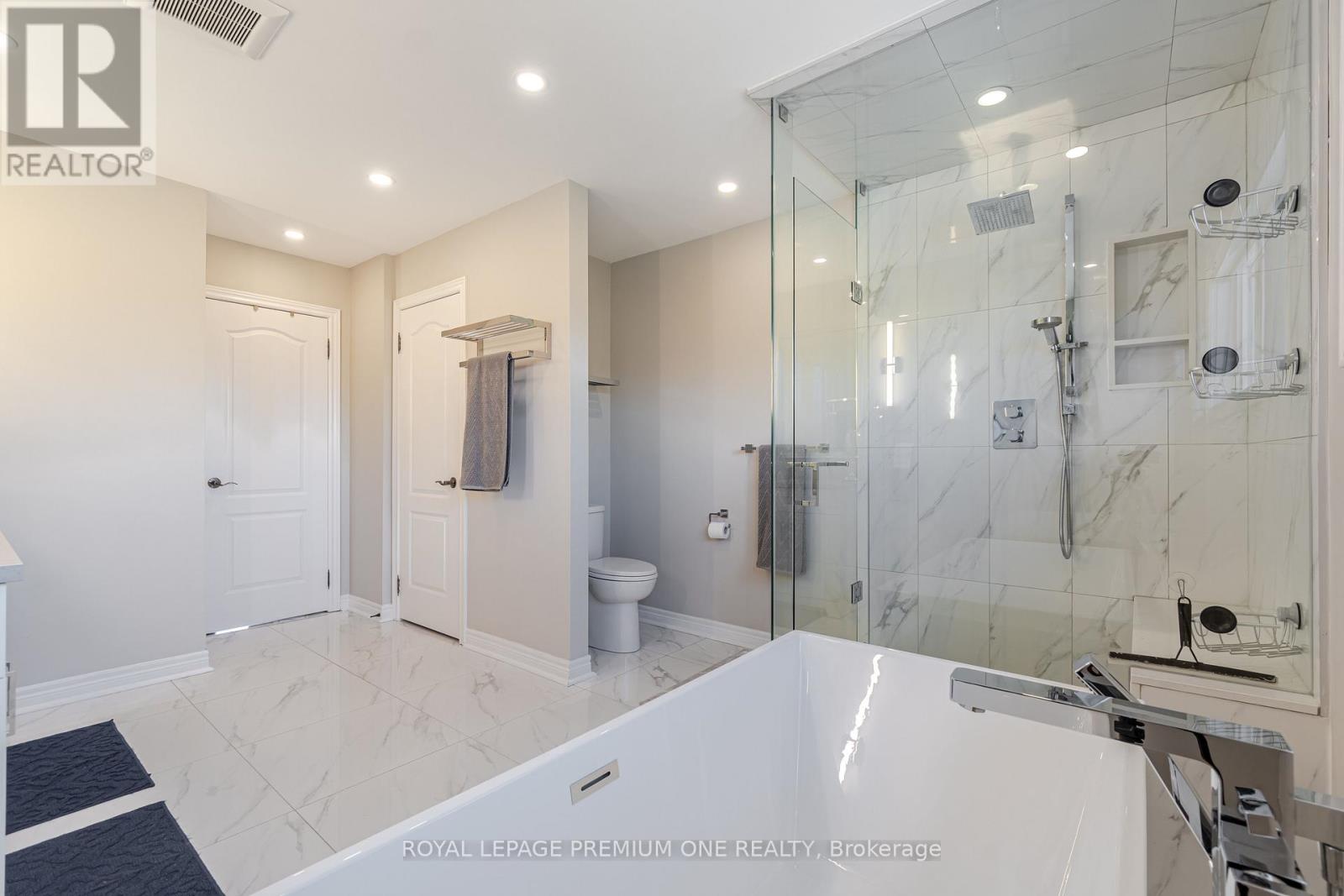 Photo 7 of 60 Julia Valentina Avenue, Vaughan ON
