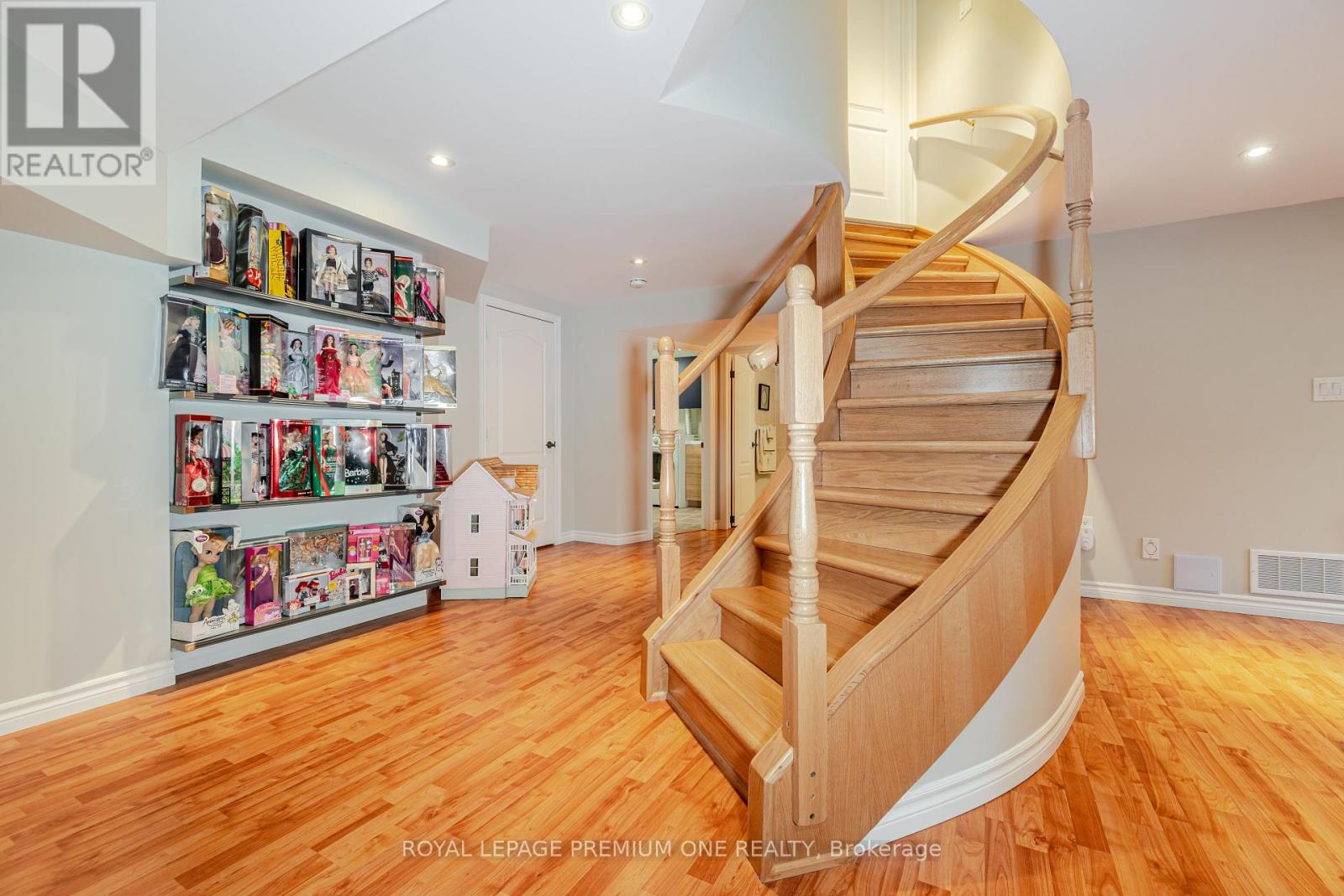 Photo 5 of 60 Julia Valentina Avenue, Vaughan ON