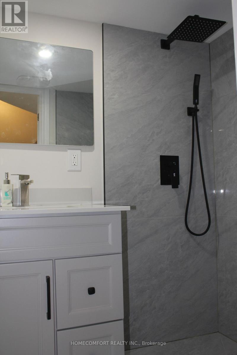 Photo 24 of 18 Glendennan Avenue, Markham ON