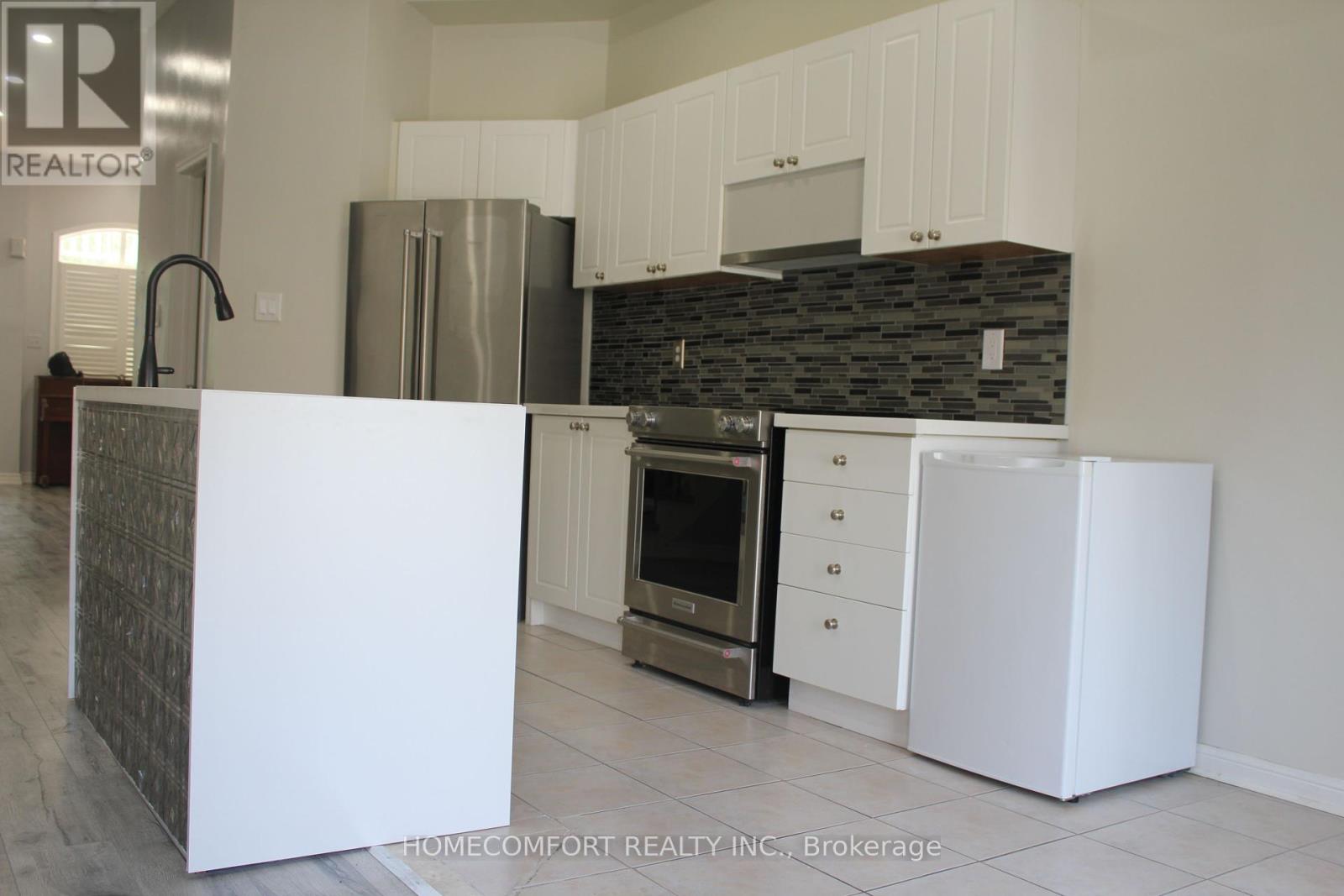 Photo 6 of 18 Glendennan Avenue, Markham ON