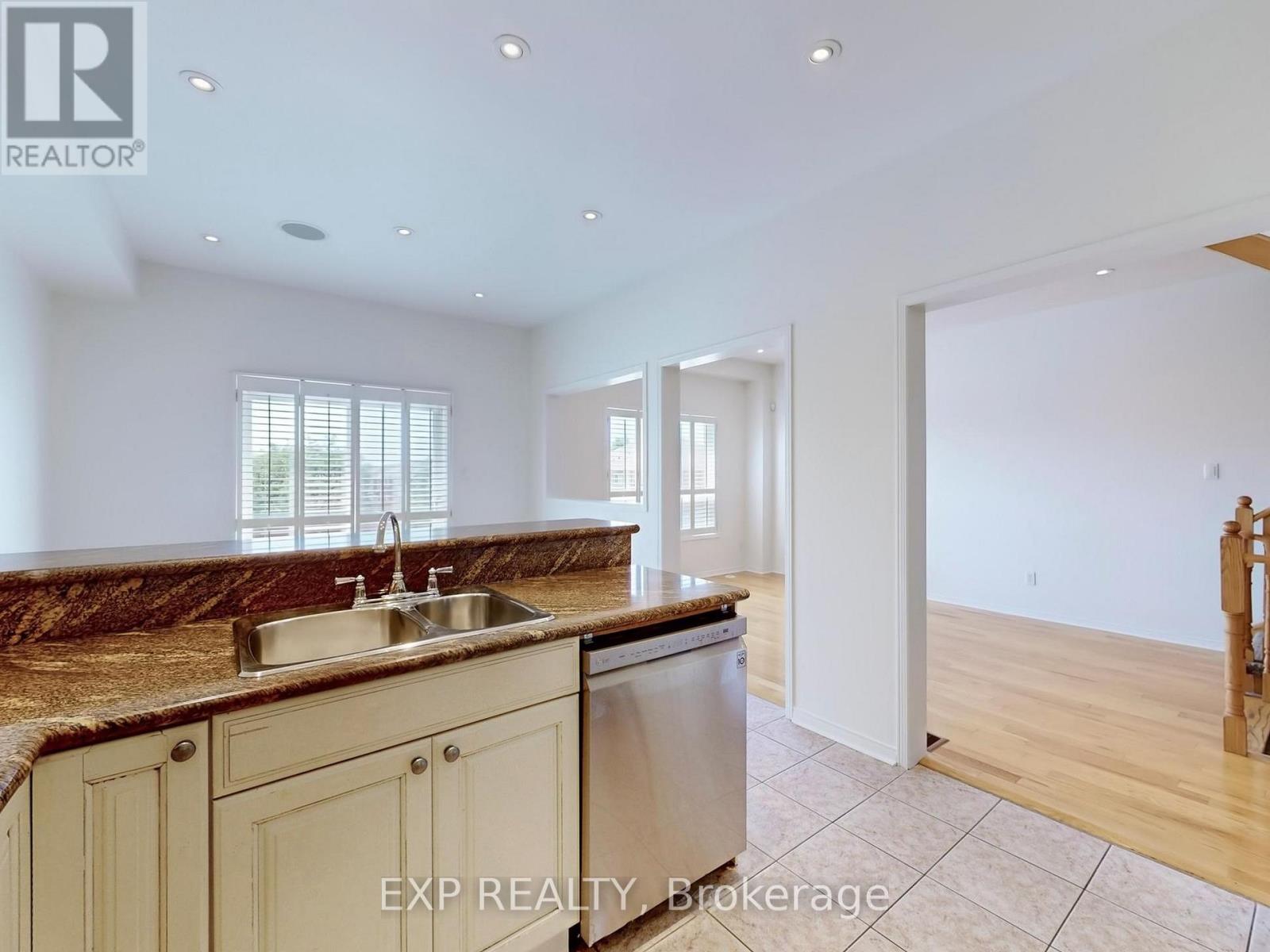 Photo 10 of 6630 Opera Glass Crescent, Mississauga ON