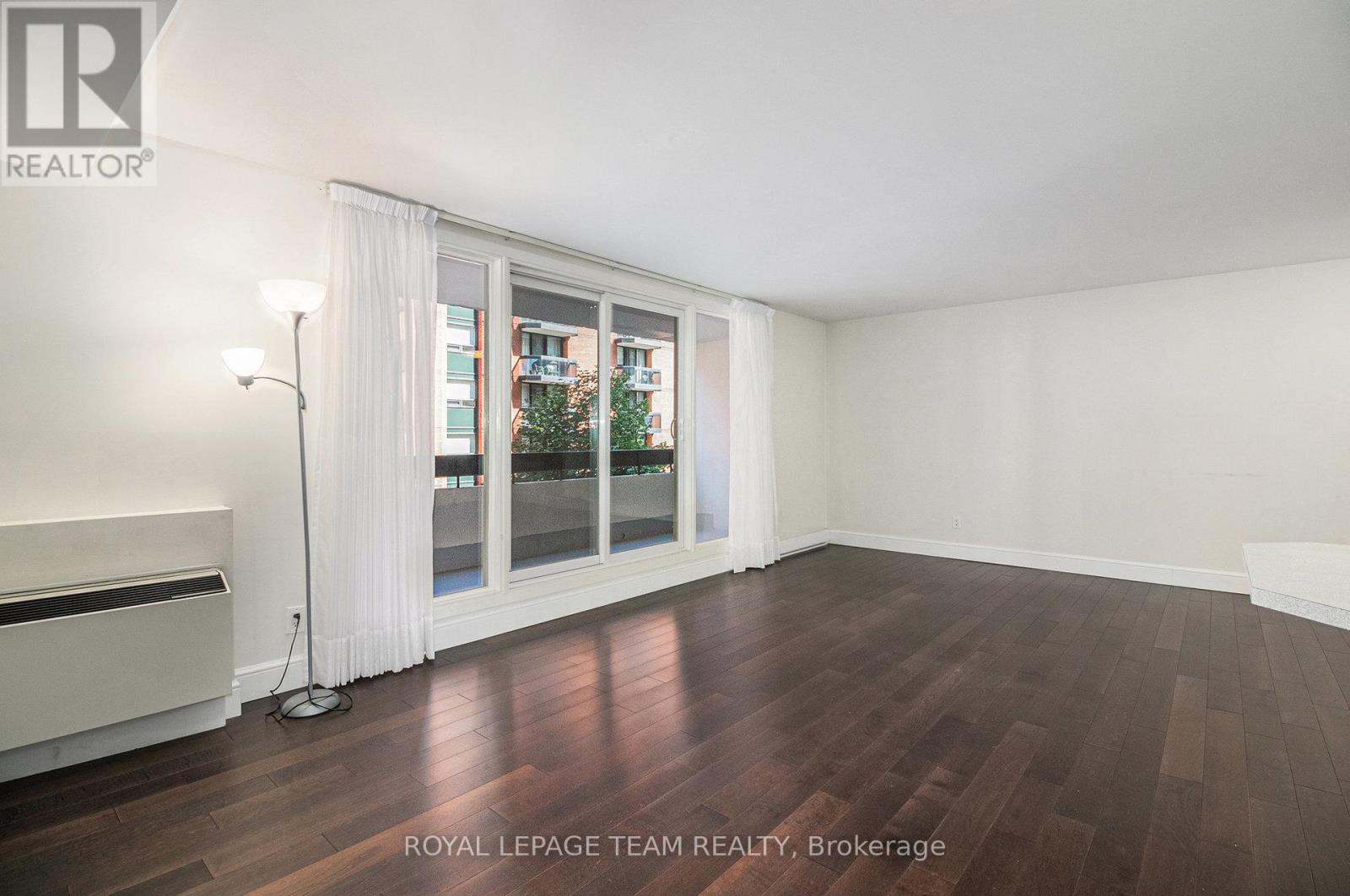 Photo 13 of 402 141 Somerset Street W, Ottawa ON