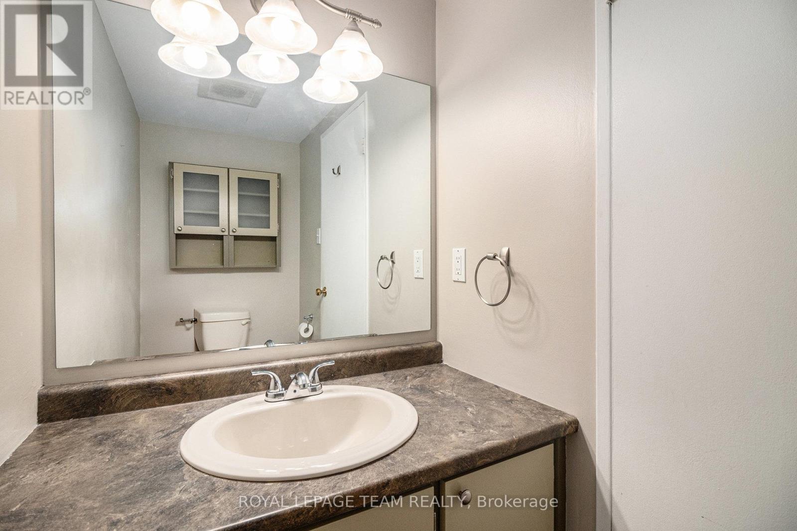 Photo 18 of 402 141 Somerset Street W, Ottawa ON