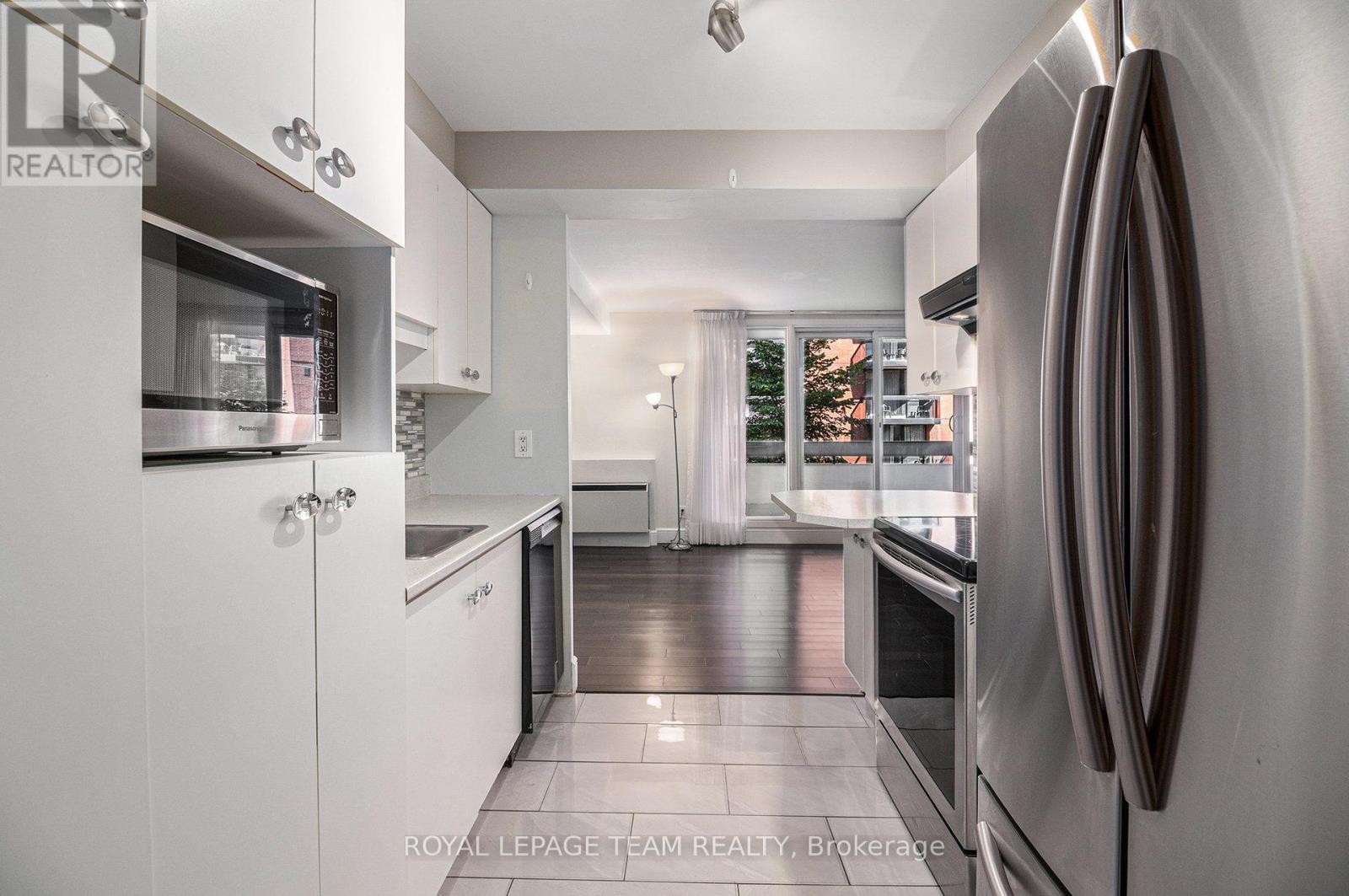 Photo 15 of 402 141 Somerset Street W, Ottawa ON