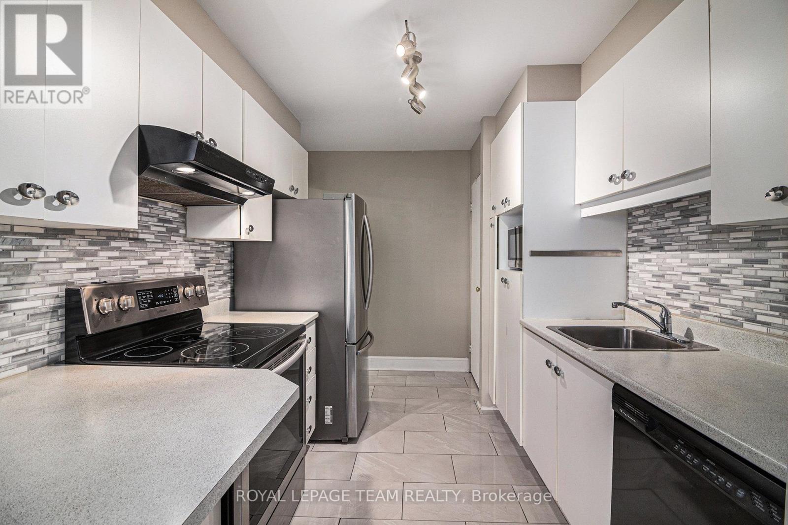 Photo 14 of 402 141 Somerset Street W, Ottawa ON