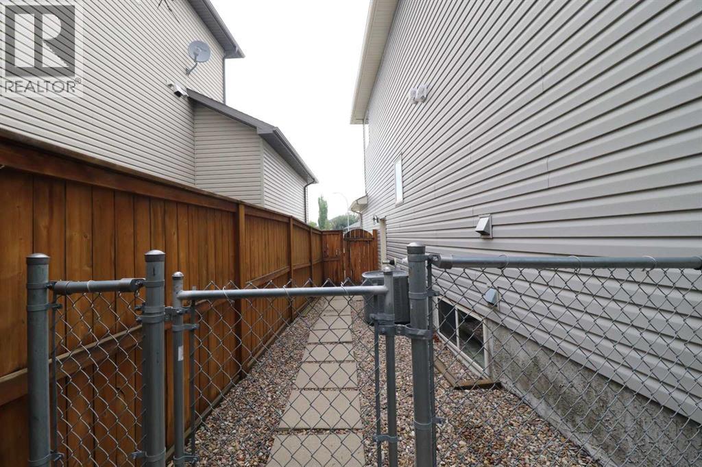 Photo 15 of 22 Riverview Crescent W, Lethbridge AB