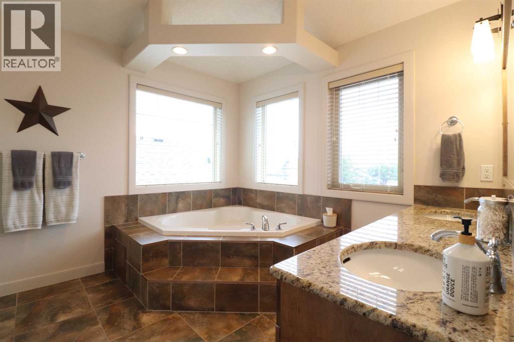 Photo 21 of 22 Riverview Crescent W, Lethbridge AB