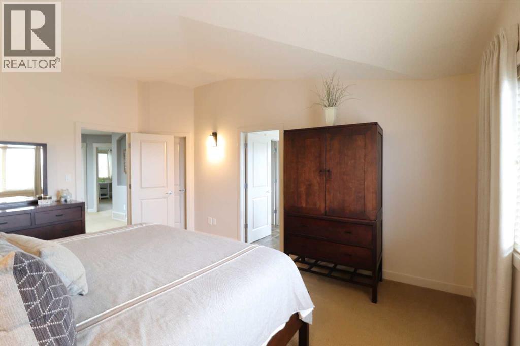 Photo 9 of 22 Riverview Crescent W, Lethbridge AB