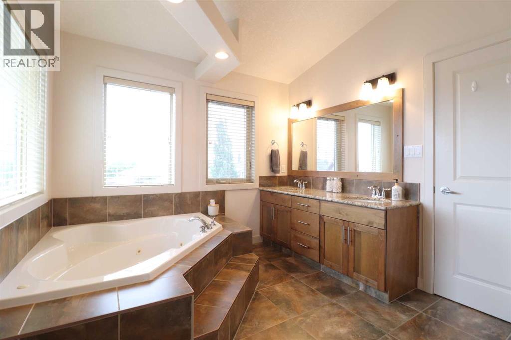 Photo 16 of 22 Riverview Crescent W, Lethbridge AB