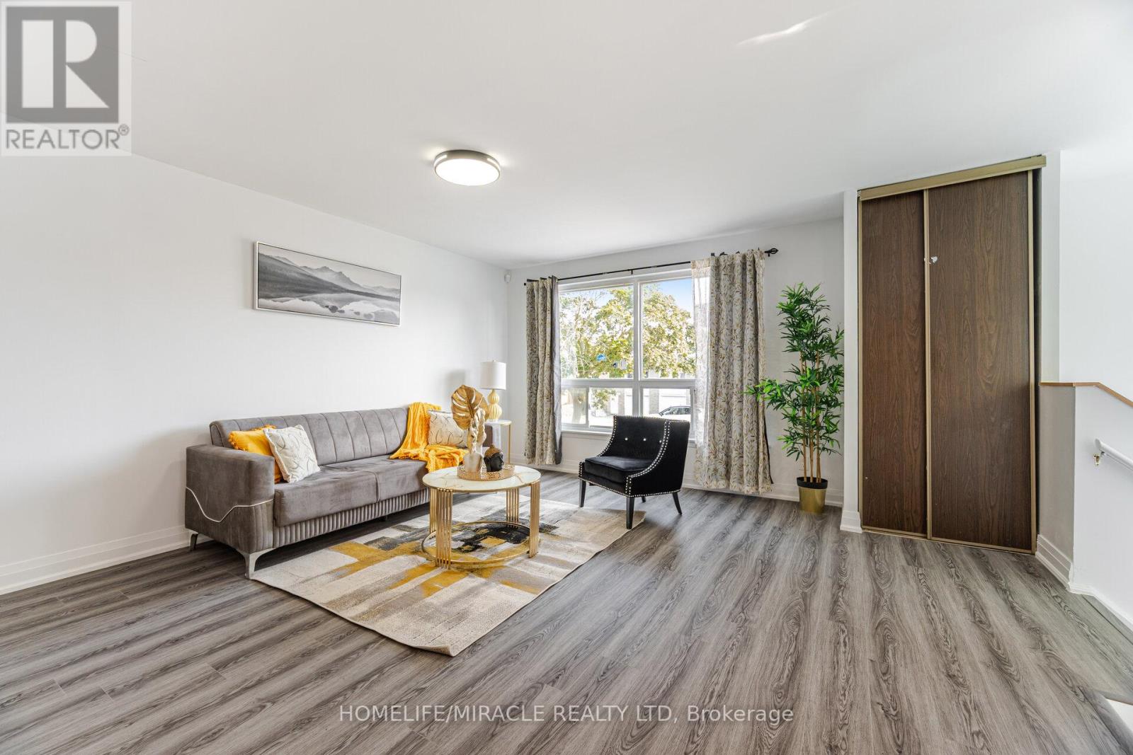 Photo 2 of 81 Pettibone Square, Toronto ON