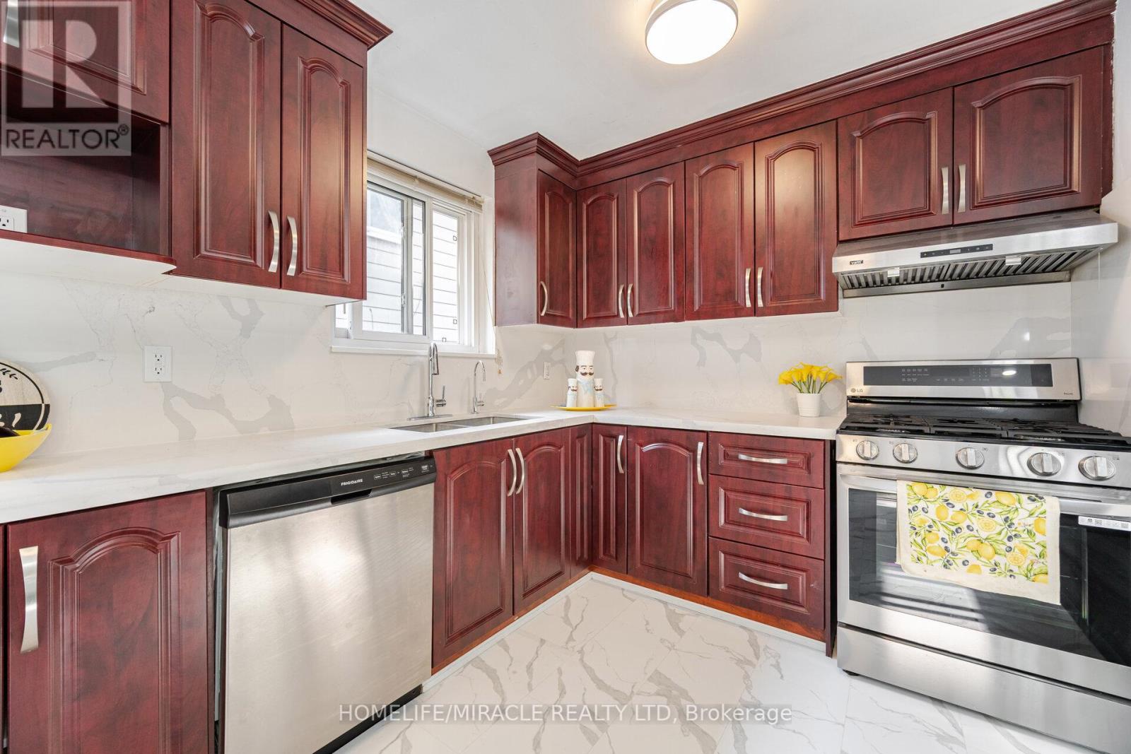 Photo 11 of 81 Pettibone Square, Toronto ON