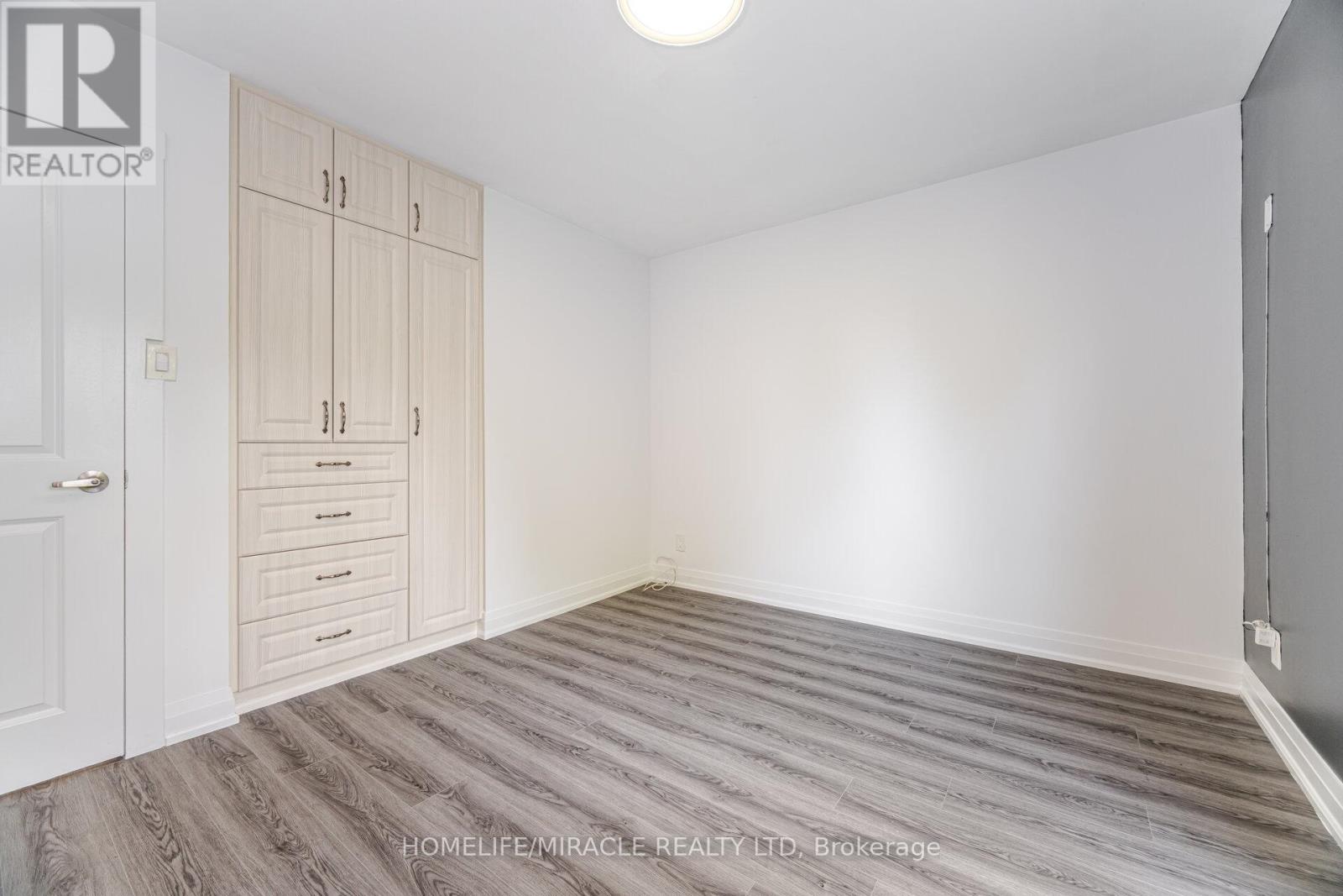 Photo 10 of 81 Pettibone Square, Toronto ON