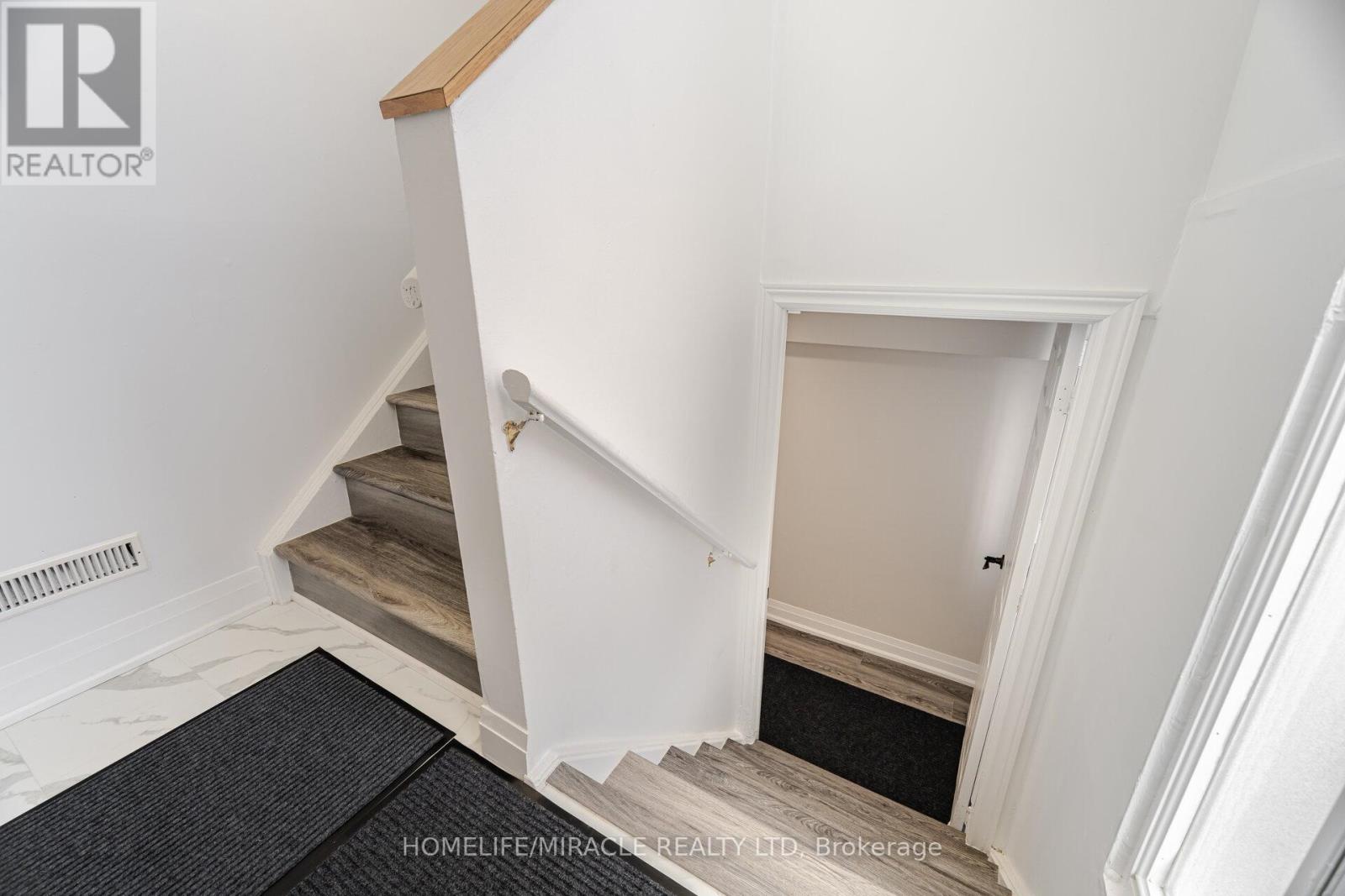 Photo 1 of 81 Pettibone Square, Toronto ON
