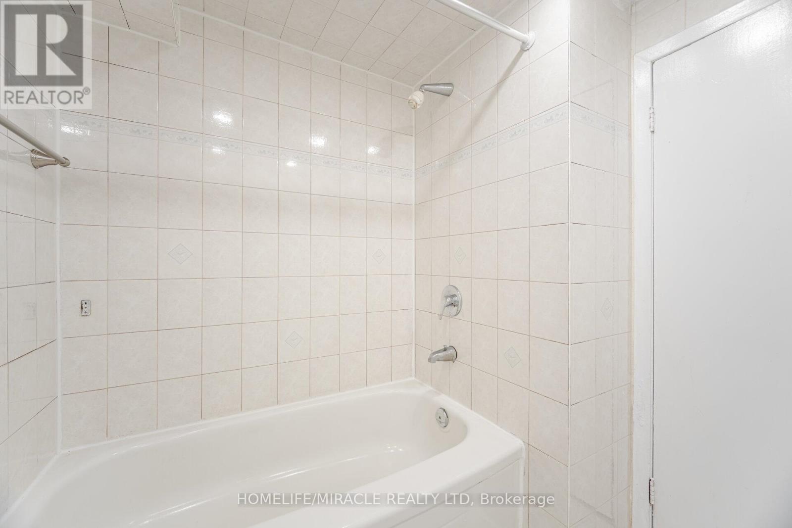 Photo 5 of 81 Pettibone Square, Toronto ON