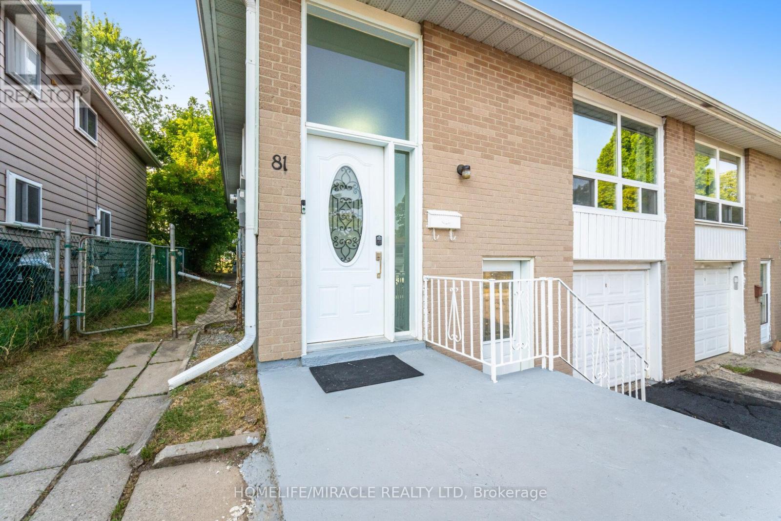 Photo 3 of 81 Pettibone Square, Toronto ON