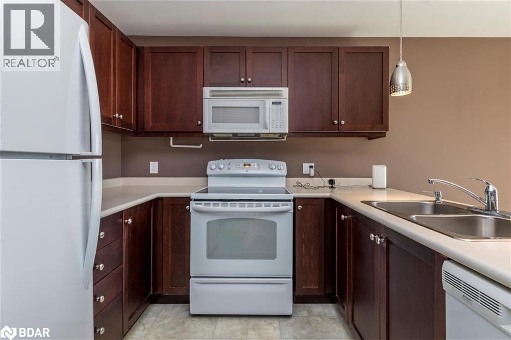 Photo 9 of 12 Revelstoke Court, Barrie ON
