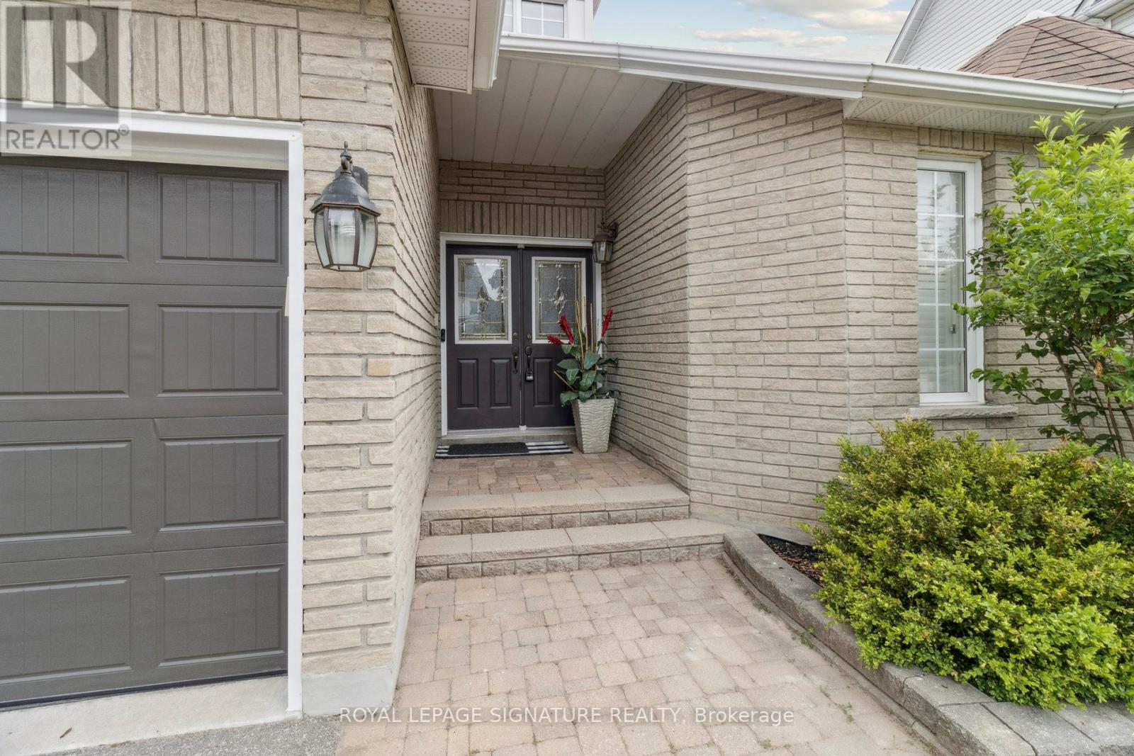 Photo 2 of 38 Royal Amber Crescent, East Gwillimbury ON