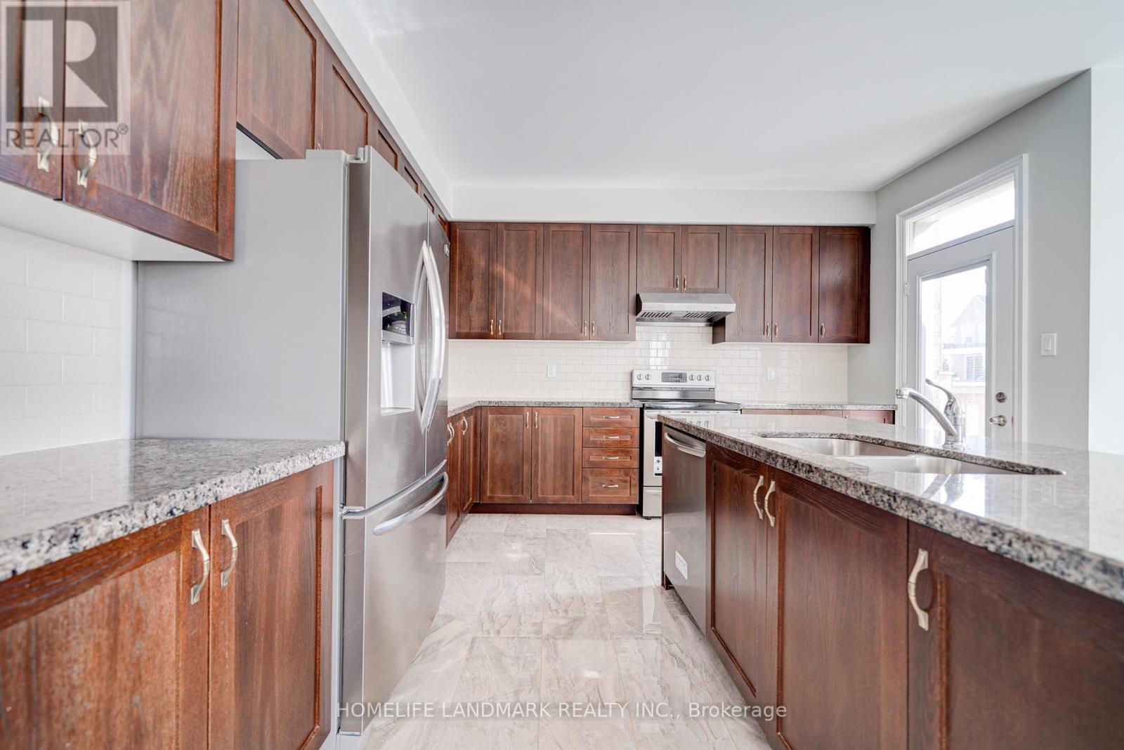 Photo 8 of 175 Scrivener Drive, Aurora ON