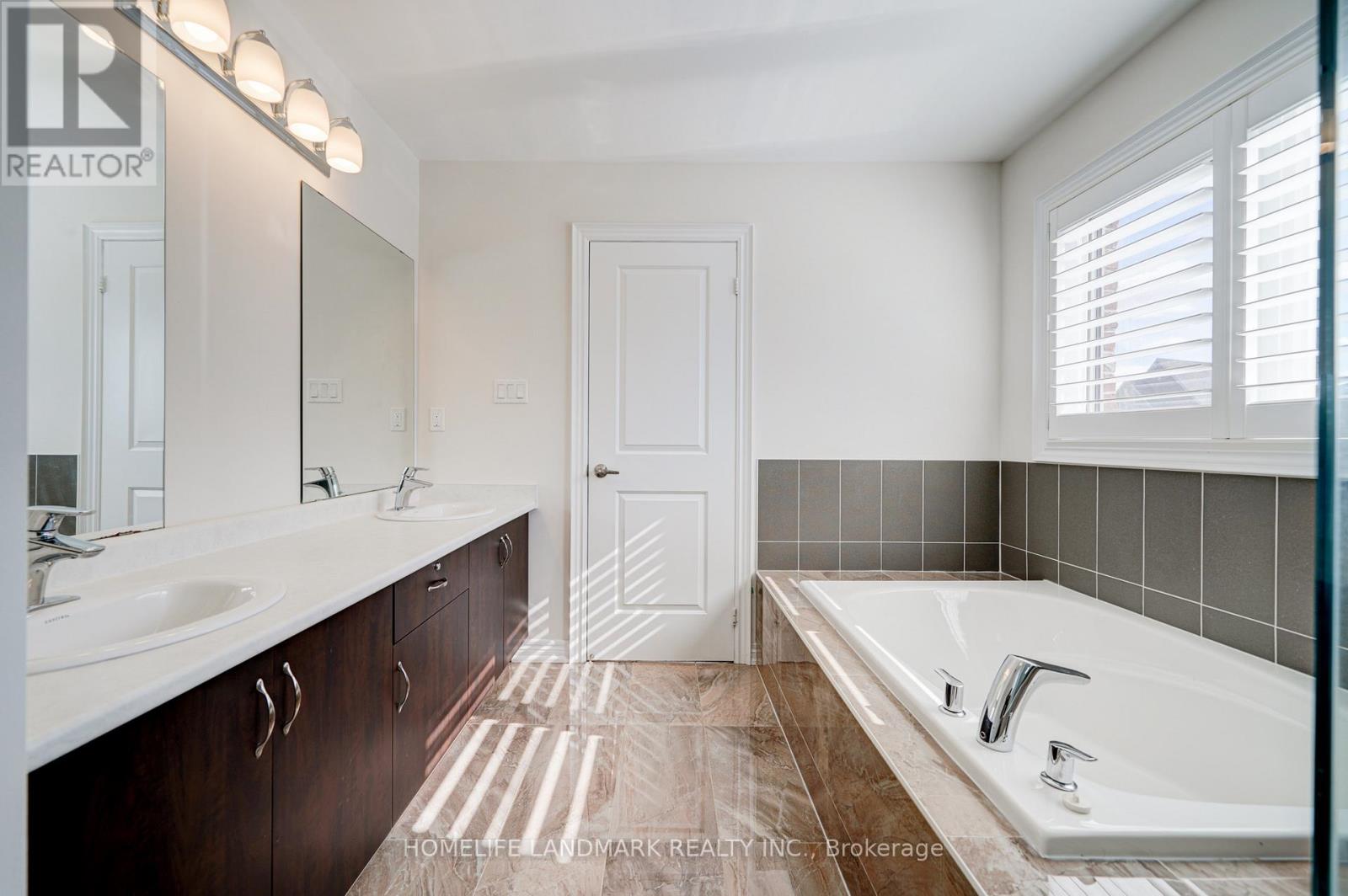 Photo 15 of 175 Scrivener Drive, Aurora ON