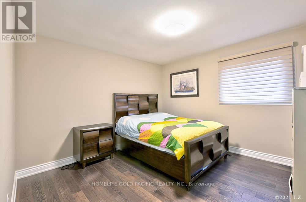 Photo 27 of 48 Havagal Crescent, Markham ON
