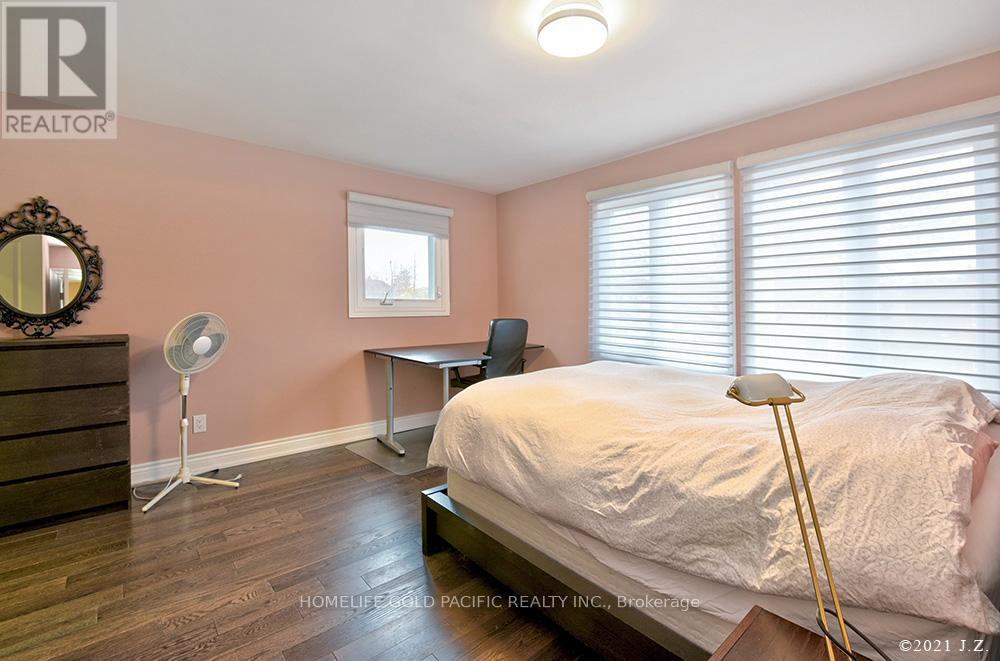 Photo 30 of 48 Havagal Crescent, Markham ON