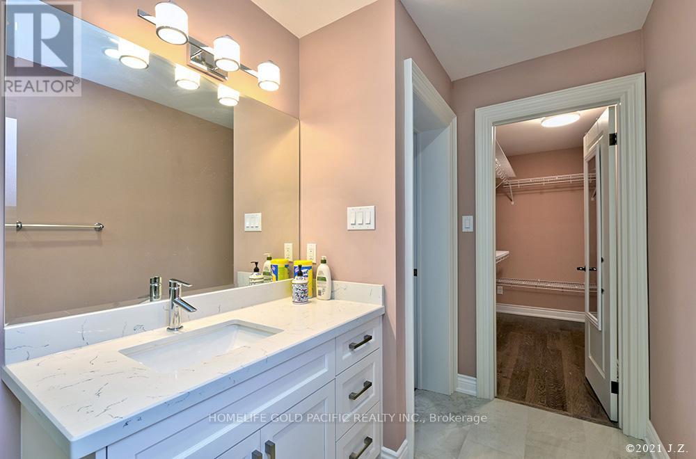 Photo 32 of 48 Havagal Crescent, Markham ON